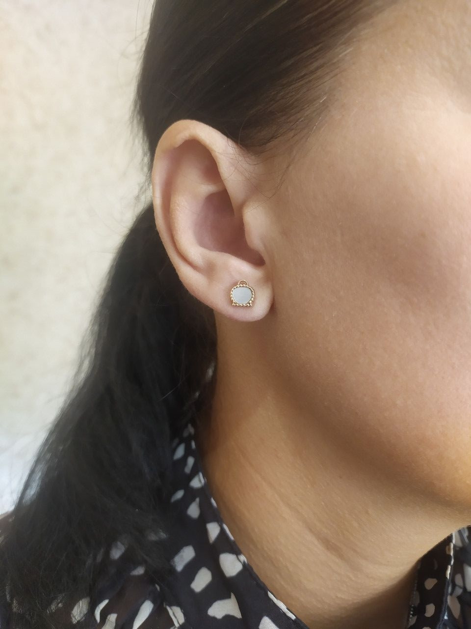 Золоті сережки з червоного золота зі вставкою перламутра - Зображення 2