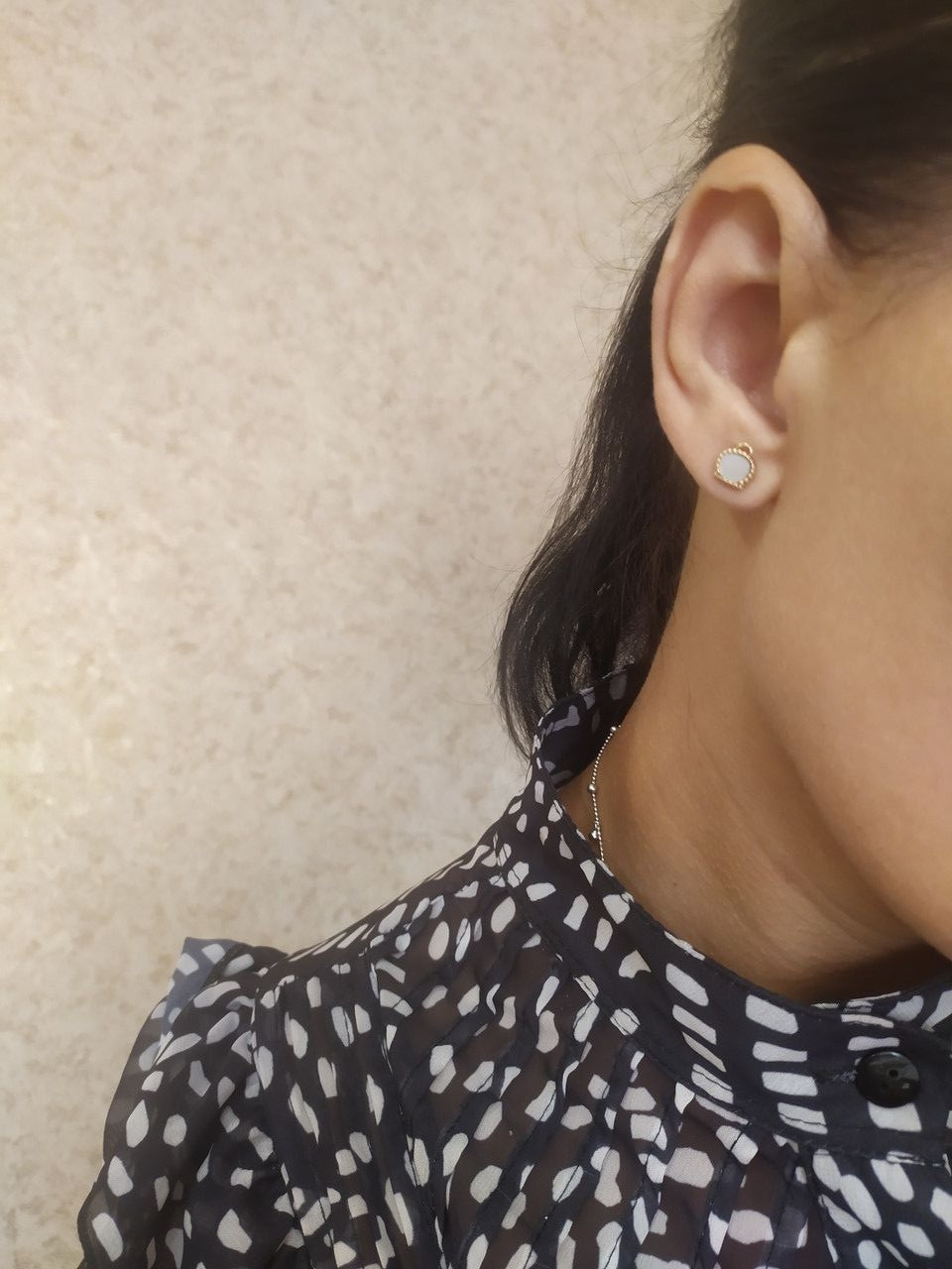 Золоті сережки з червоного золота зі вставкою перламутра - Зображення 3