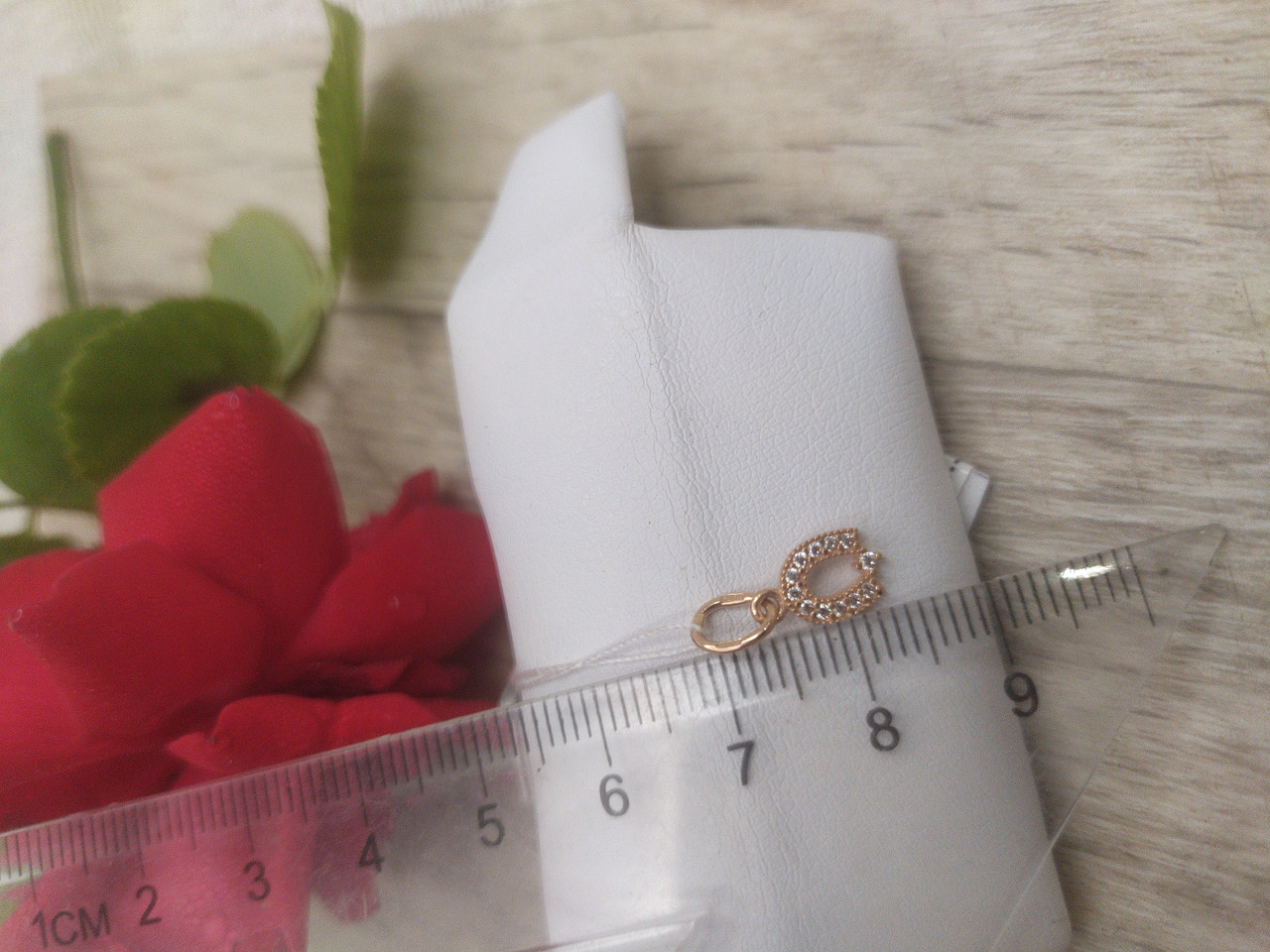 Золота підвіска підкова в червоному золоті 585 проби зі вставками цирконію - Зображення 2