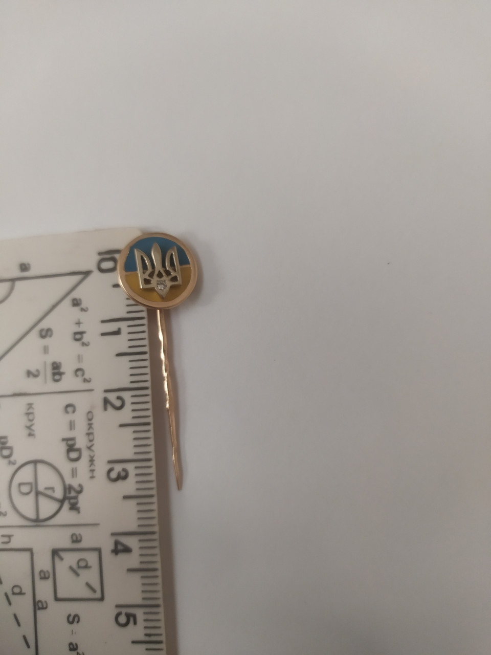 Патріотична брошка тризуб в червоному золоті 585 проби з цирконію та вставкою емалі - Зображення 2