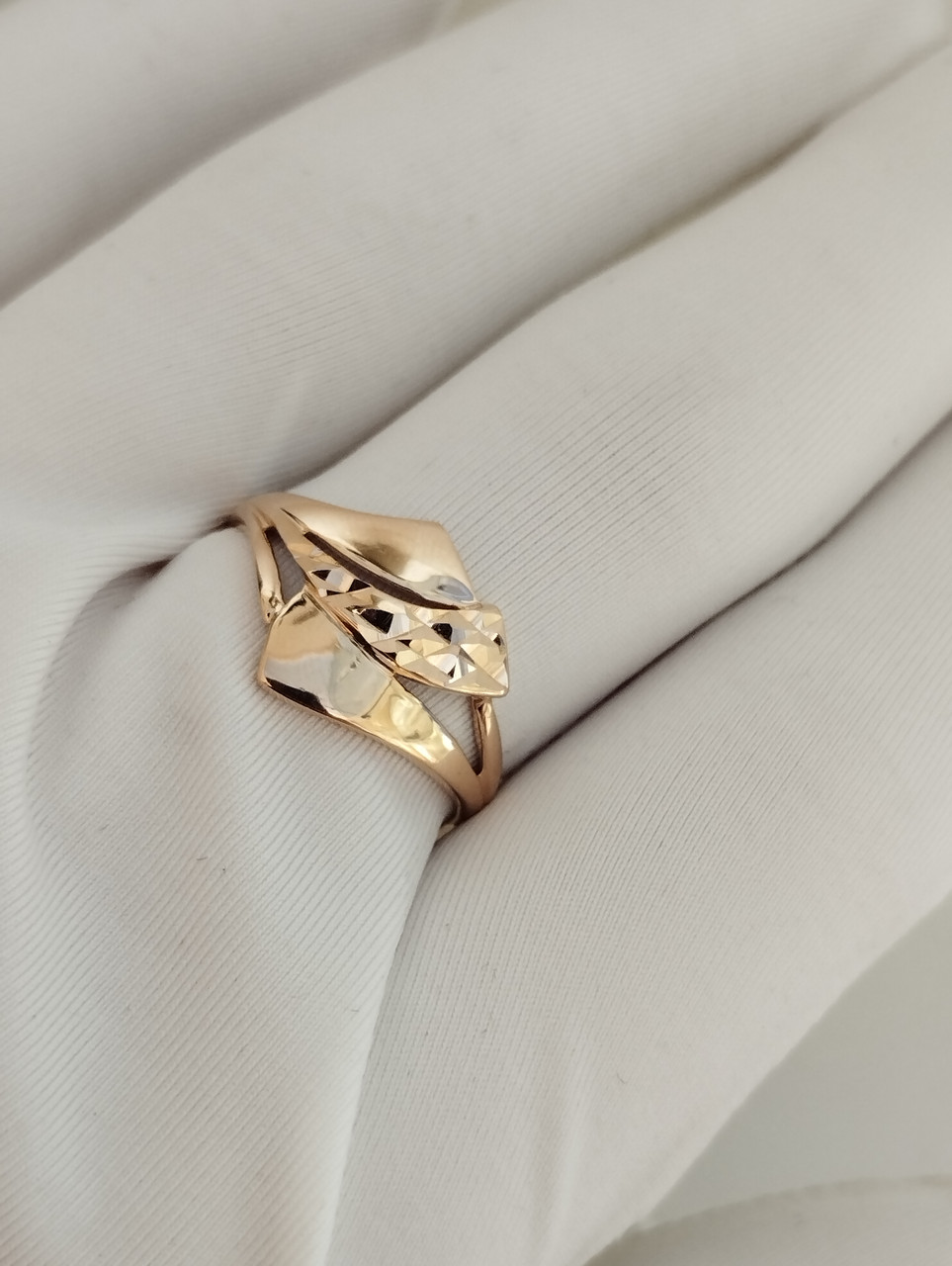 Золота каблучка без камінь, золоте кільце з червоного золота з алмазною гранню - Зображення 3