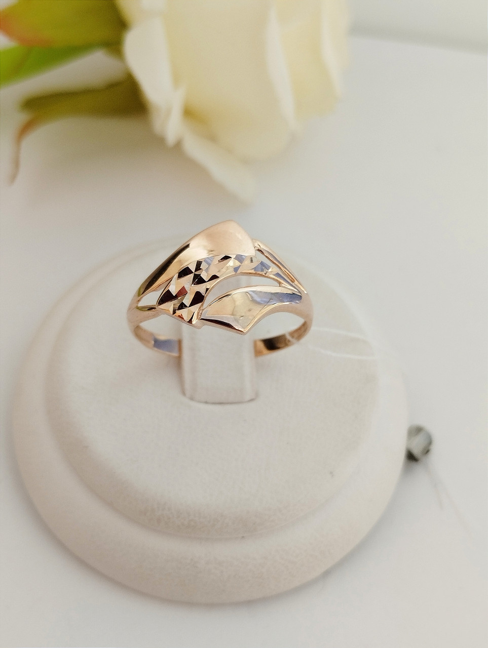 Золота каблучка без камінь, золоте кільце з червоного золота з алмазною гранню - Зображення 2