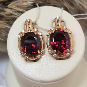 Золоті сережки 585 проби в червоному золоті на англійському замку з вставкою гранату