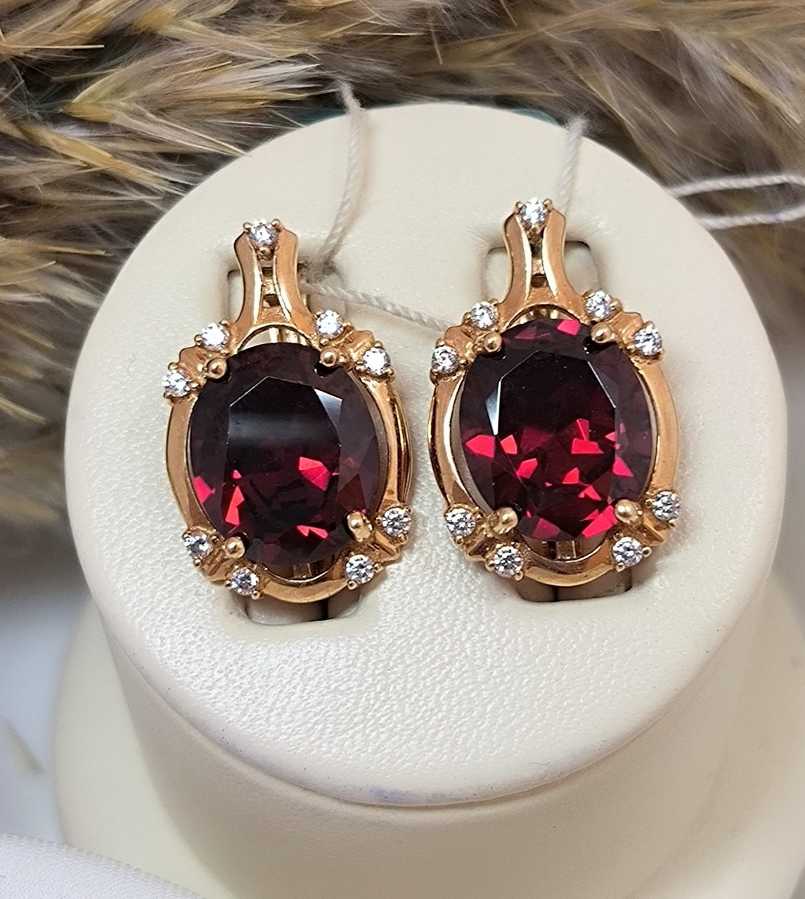 Золоті сережки 585 проби в червоному золоті на англійському замку з вставкою гранату