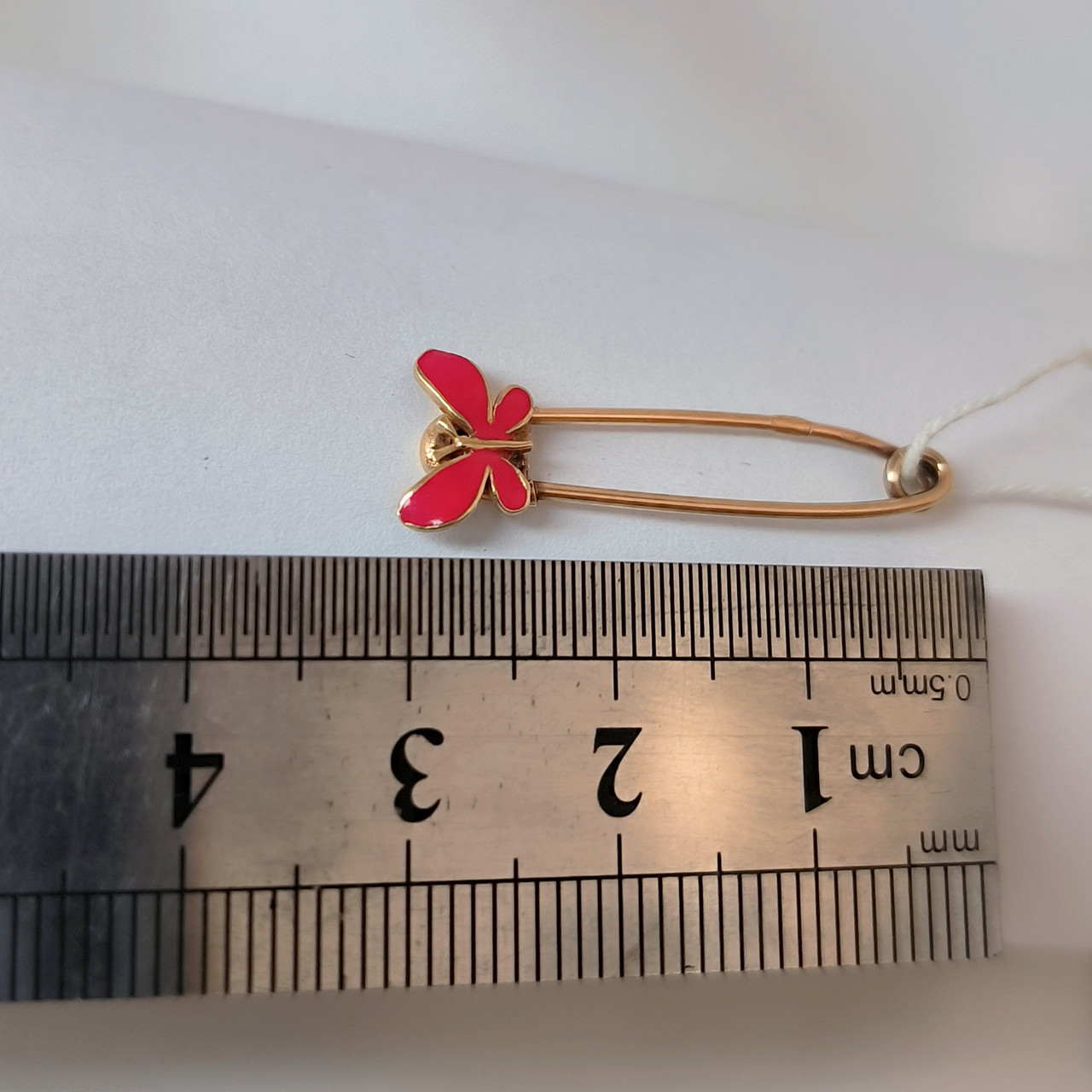 Золота шпилька в червоному золоті 585 проби з вставкою емалі червоного кольору - Зображення 2
