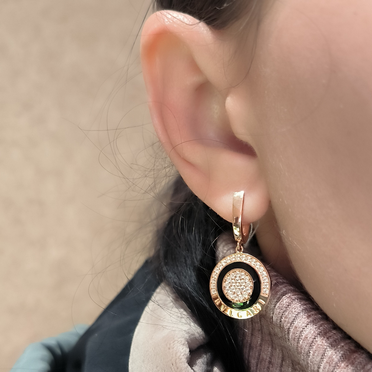 Золоті сережки з червоного золота 585 проби на англійськомку замку з вставкою емалі та цирконію - Зображення 3