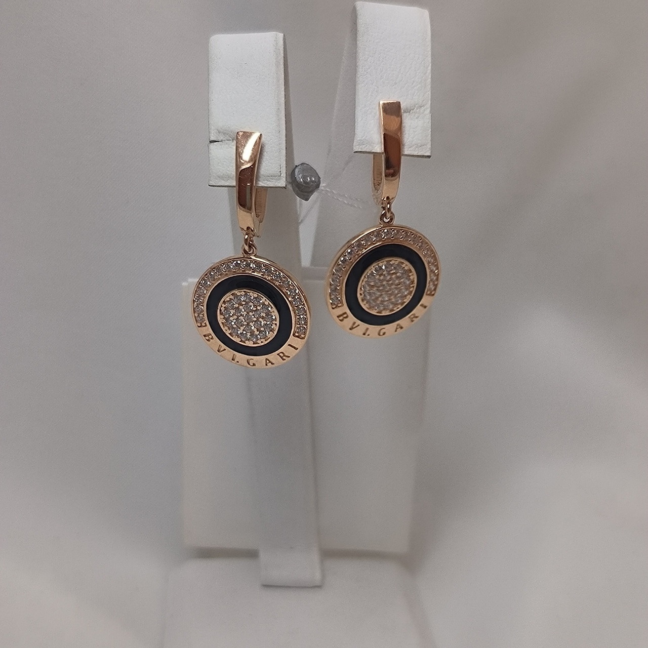 Золоті сережки з червоного золота 585 проби на англійськомку замку з вставкою емалі та цирконію