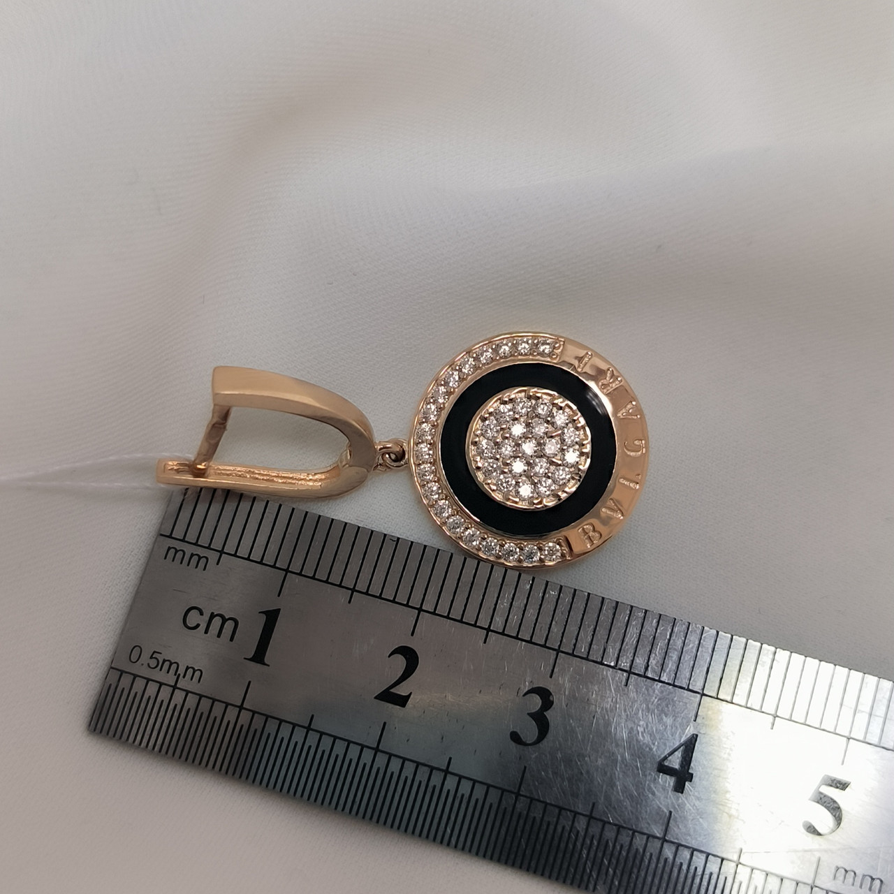 Золоті сережки з червоного золота 585 проби на англійськомку замку з вставкою емалі та цирконію - Зображення 2