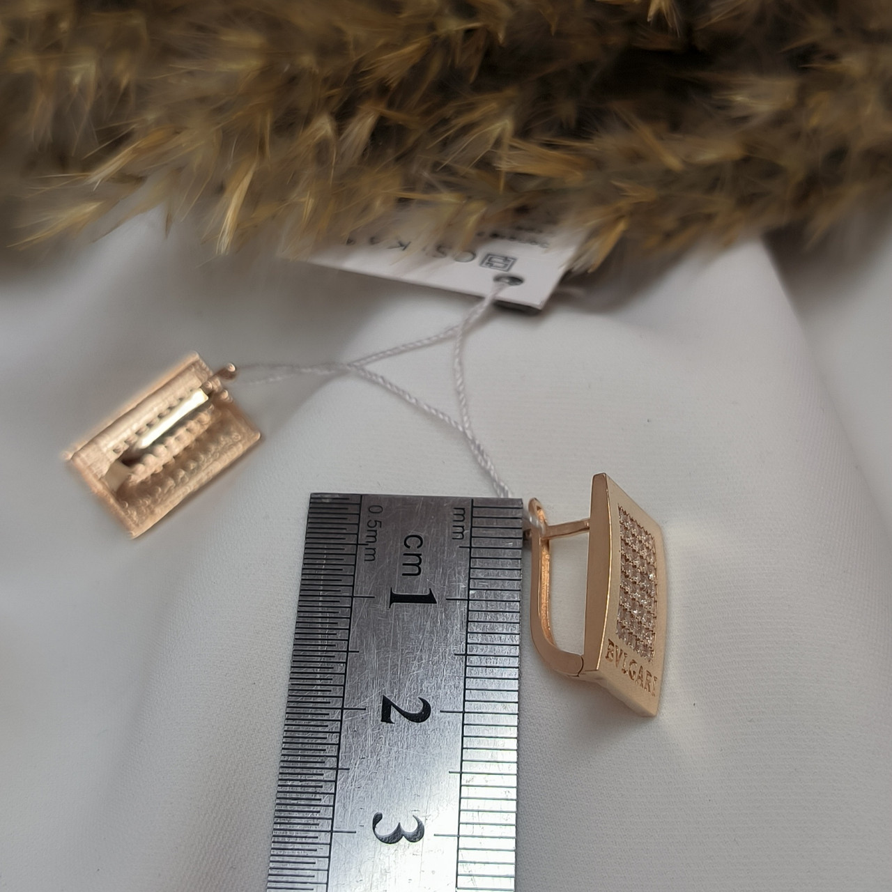 Золоті сережки в червоному золоті 585 проби на англійськомку замку з вставкою цирконію - Зображення 3