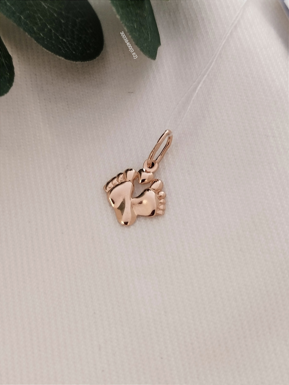 Золотий кулон ніжки