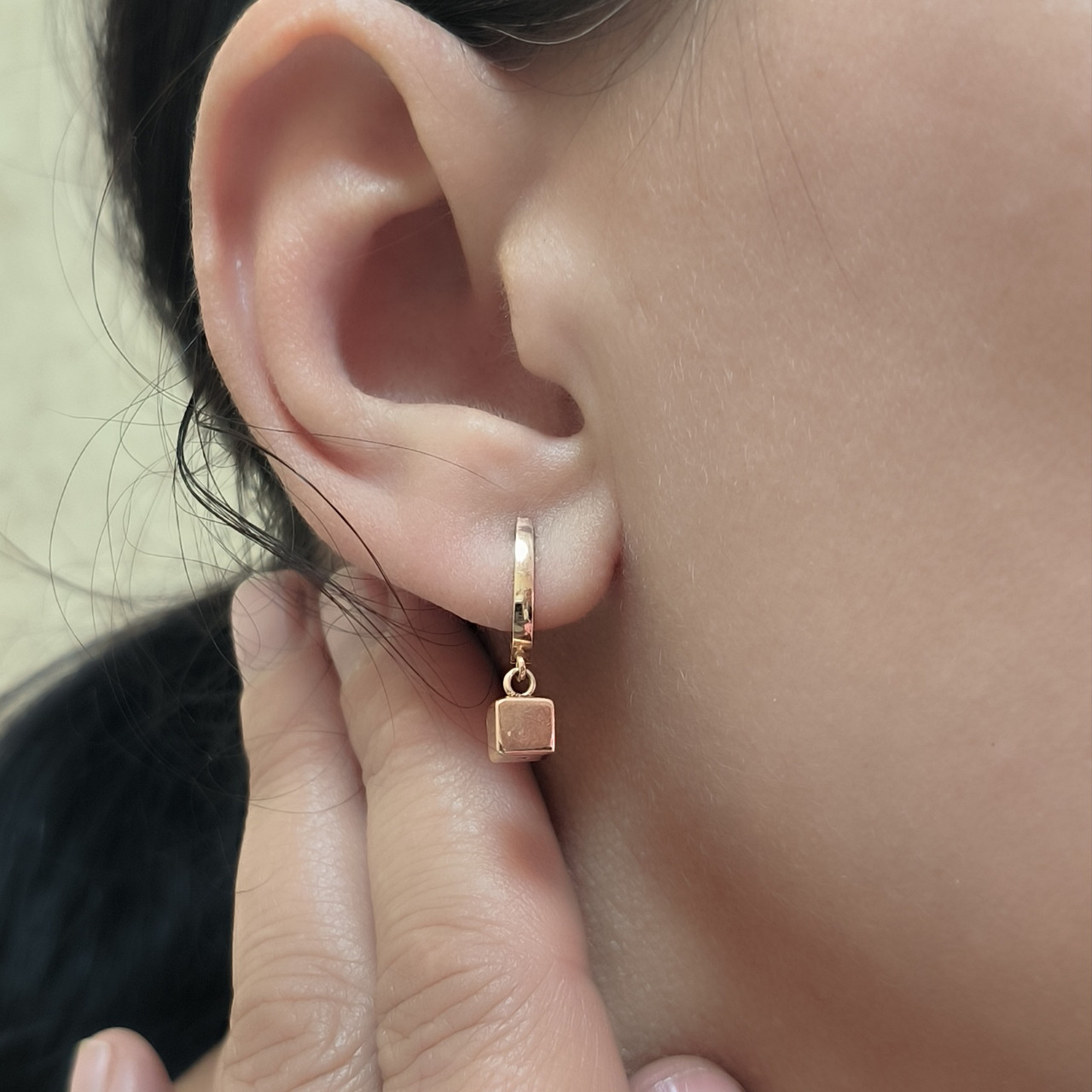 Золоті сережки висячі.Сережки без камінчиків.Красиві золоті сережки.Сережки з квадратом. - Зображення 4