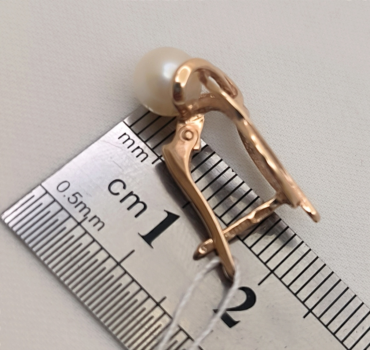 Золоті сережки з перлинами на англійському замку в червоному золоті 585 проби - Зображення 2
