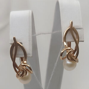 4703508818_zoloti-serezhki-z.jpg Золоті сережки з перлинами на англійському замку в червоному золоті 585 проби