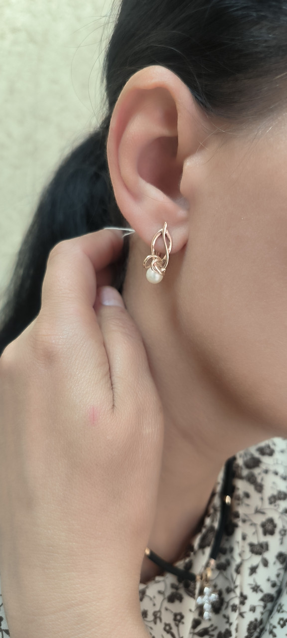 Золоті сережки з перлинами на англійському замку в червоному золоті 585 проби - Зображення 3