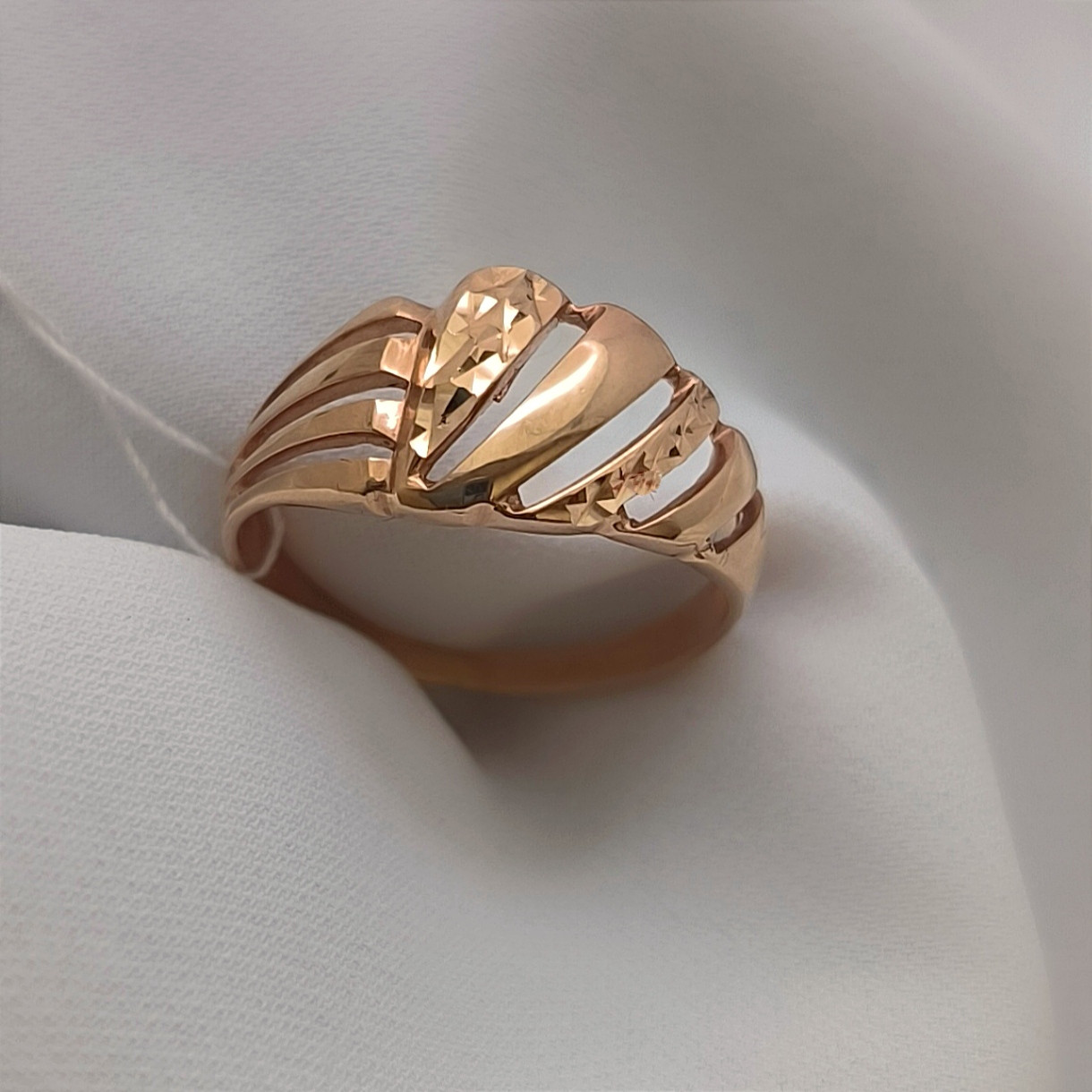 Золоте жіноче кільце