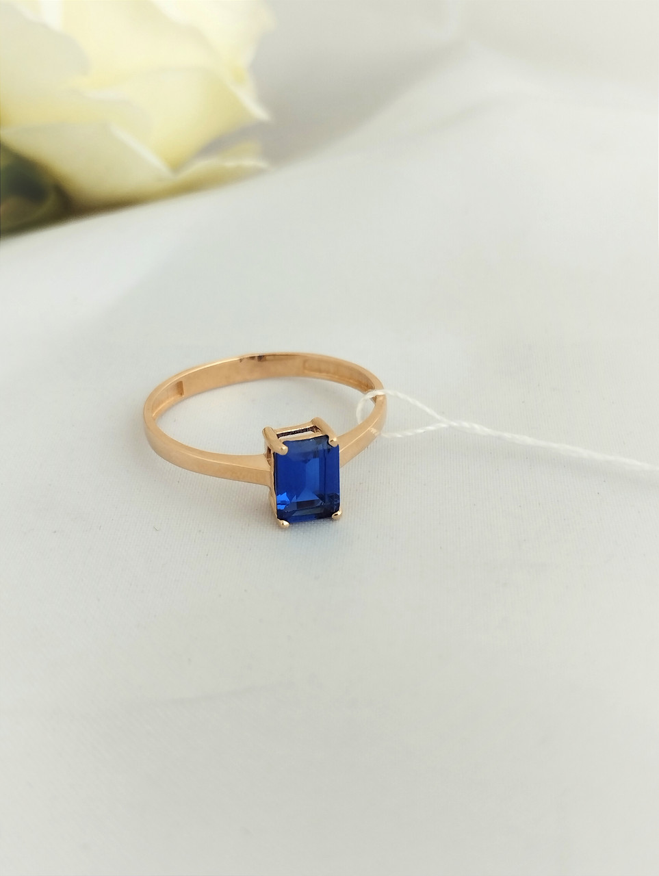 Золоте кільце з цирконієм синього кольору