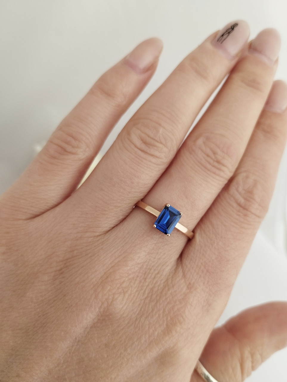 Золоте кільце з цирконієм синього кольору - Зображення 2