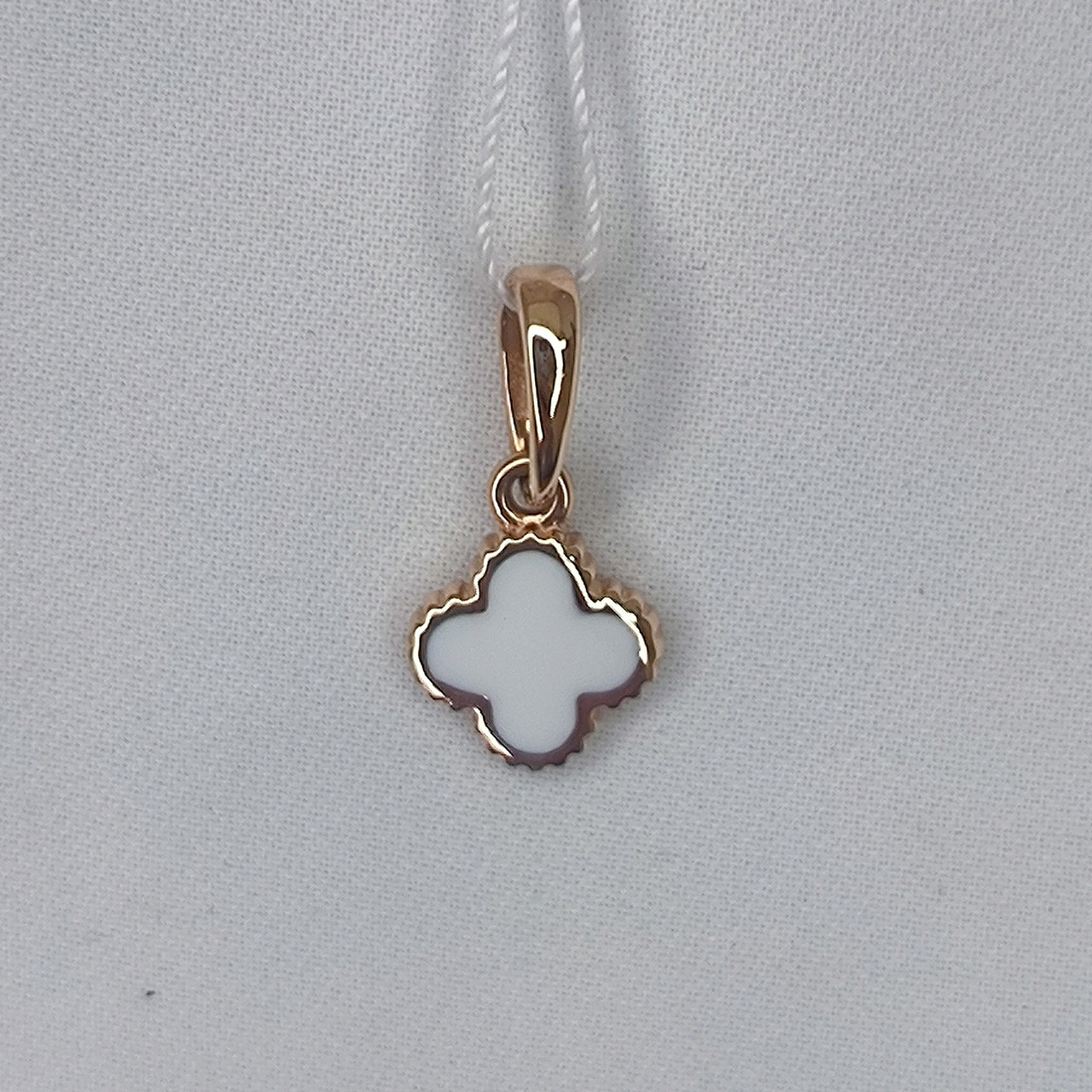 Золотий кулон у формі конюшини