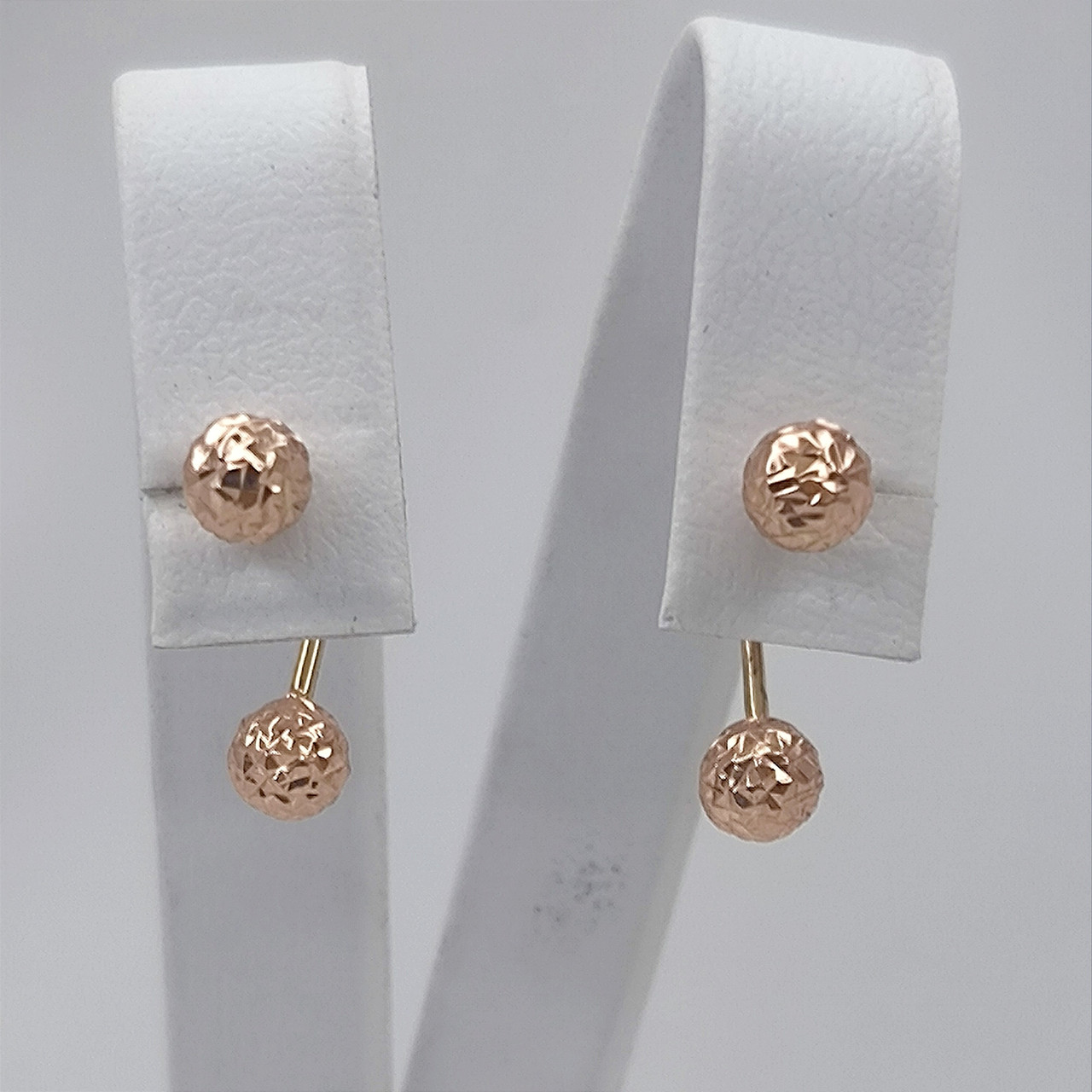 Золоті сережки з алмазним гравіюванням.Сережки шари кульки .