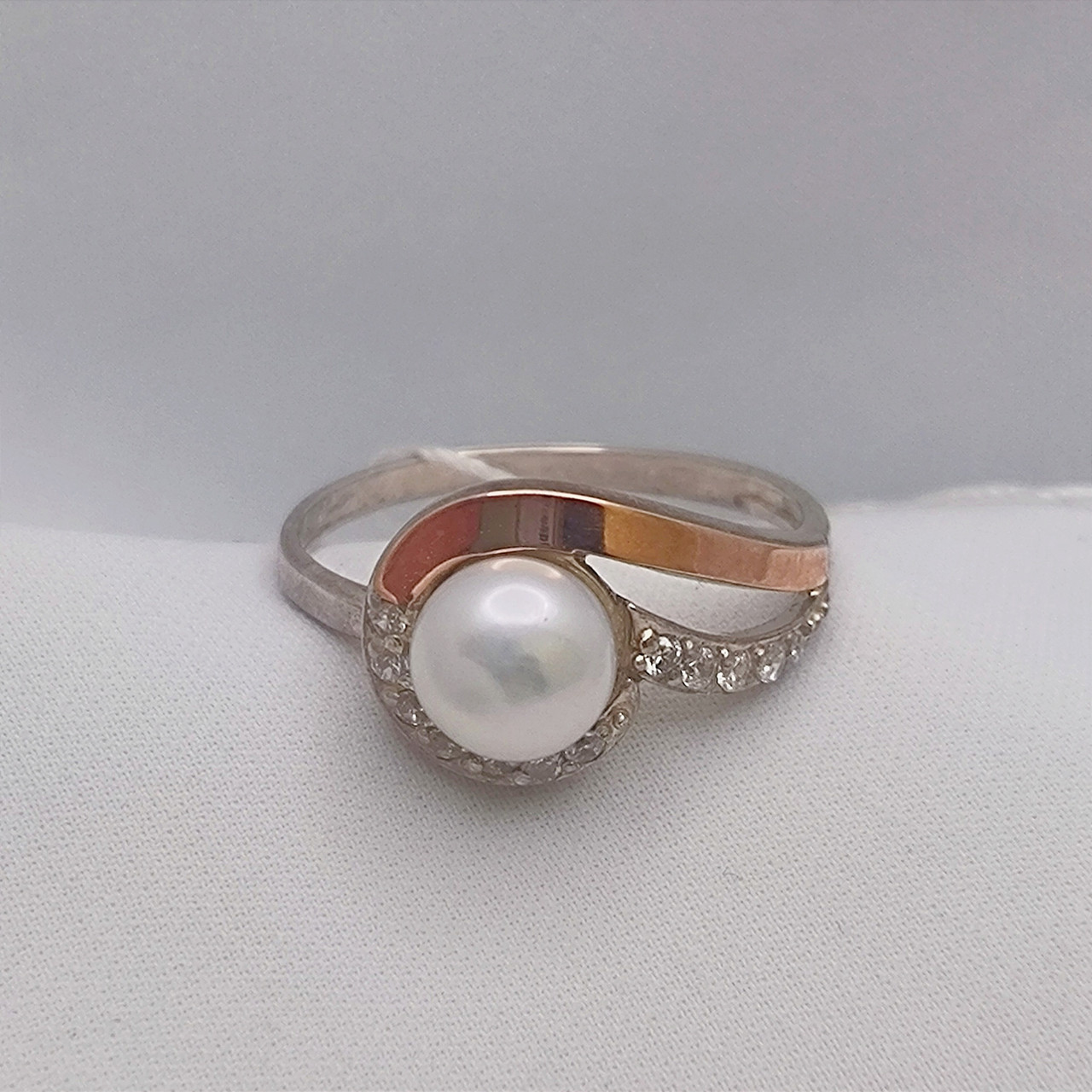 Срібне кільце 925 проби із вставками золота.з перлами.