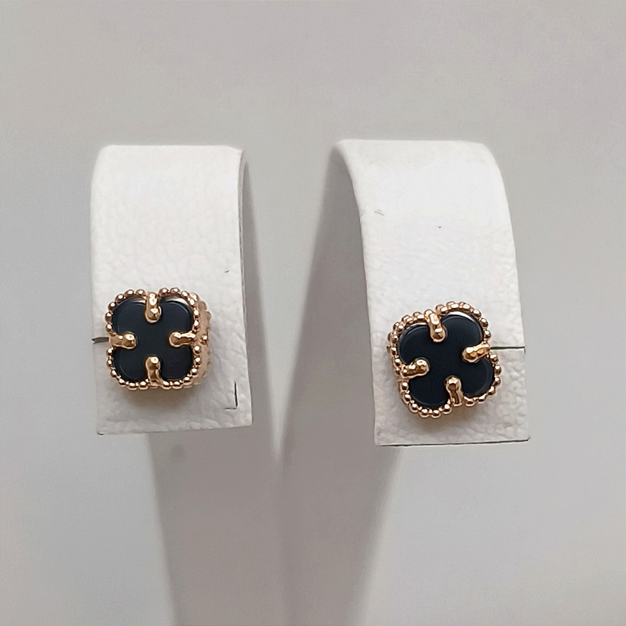 Золоті сережки пусети з оніксом Ukr-Gold