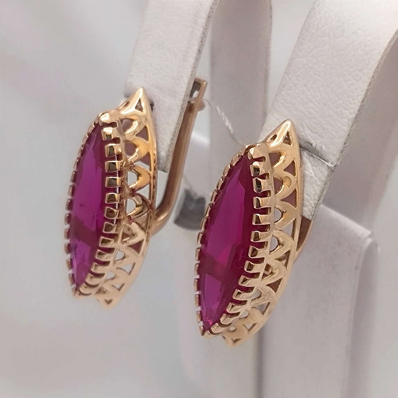 Золоті сережки з рубінами.сережки з червоним каменем.Сережки з рубіном з візерунком.