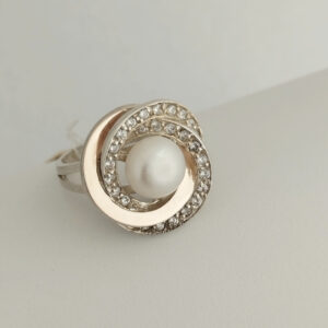 5666828735_koltso-serebryanoe-so.jpg Кільце срібне зі вставками золота з перлами.