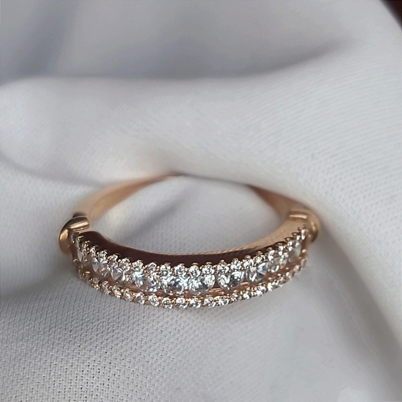 Золоте кільце доріжки камінцями