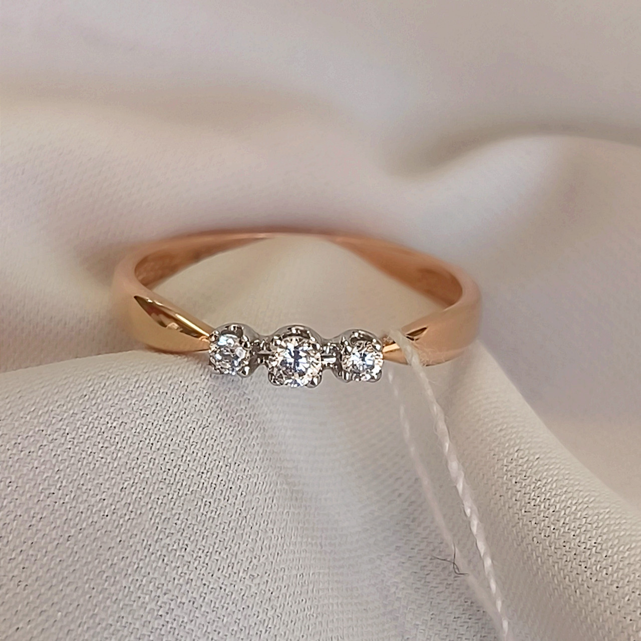 Золоте кільце 585 проби з камінчиками