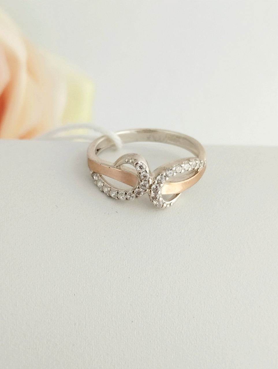 Срібне кільце 925 проби із вставками золота 375 проби.