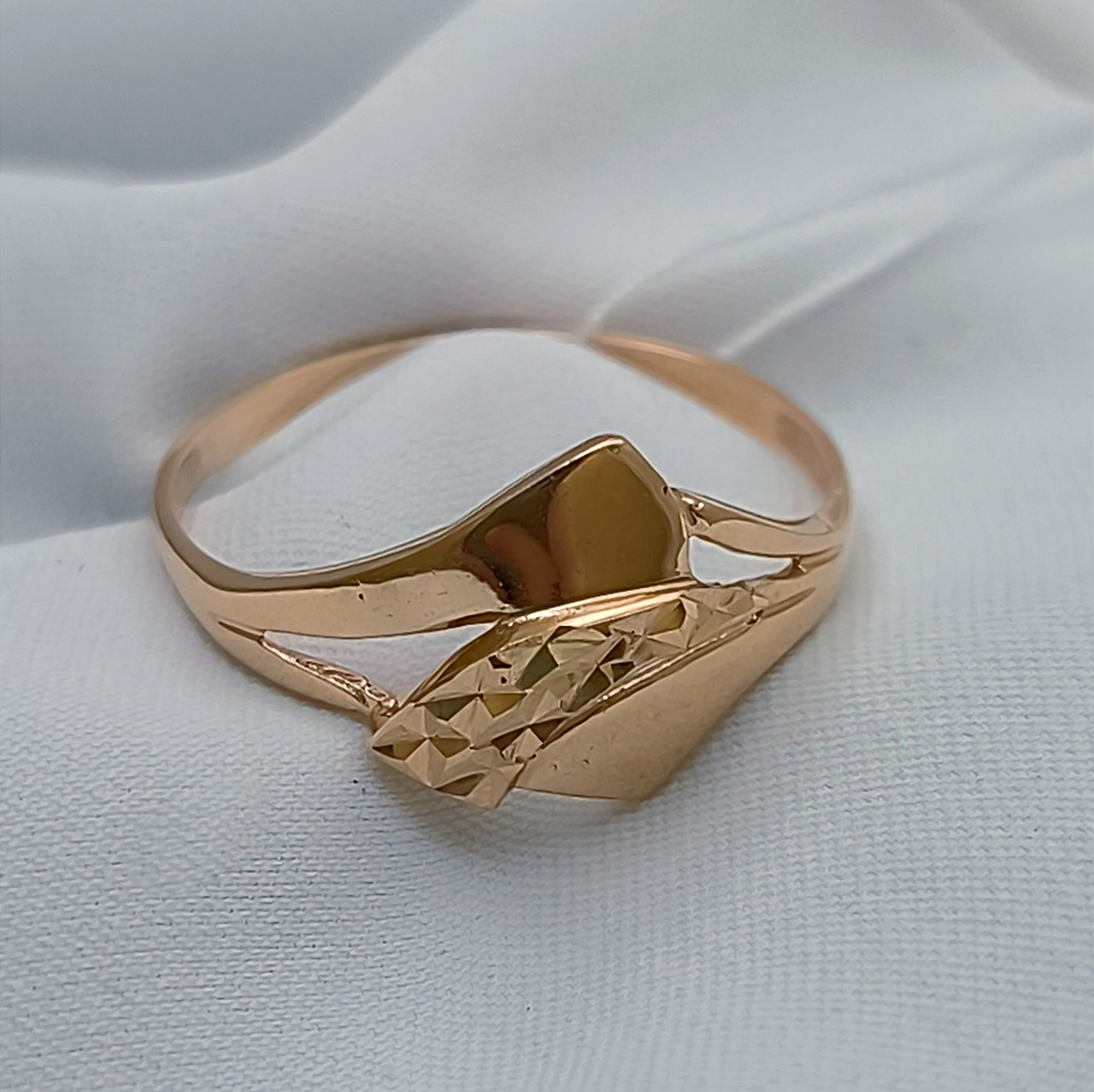 Золота каблучка без камінь, золоте кільце з червоного золота з алмазною гранню