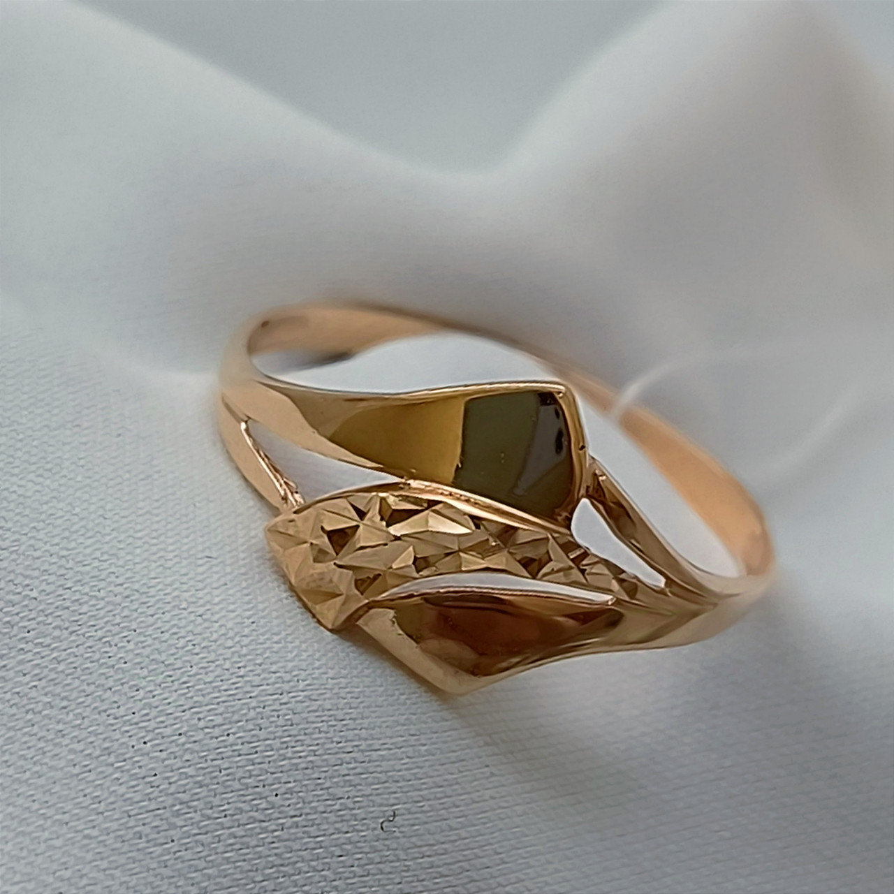 Золота каблучка без камінь, золоте кільце з червоного золота з алмазною гранню - Зображення 4