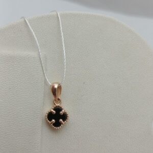 Золотий кулон конюшина