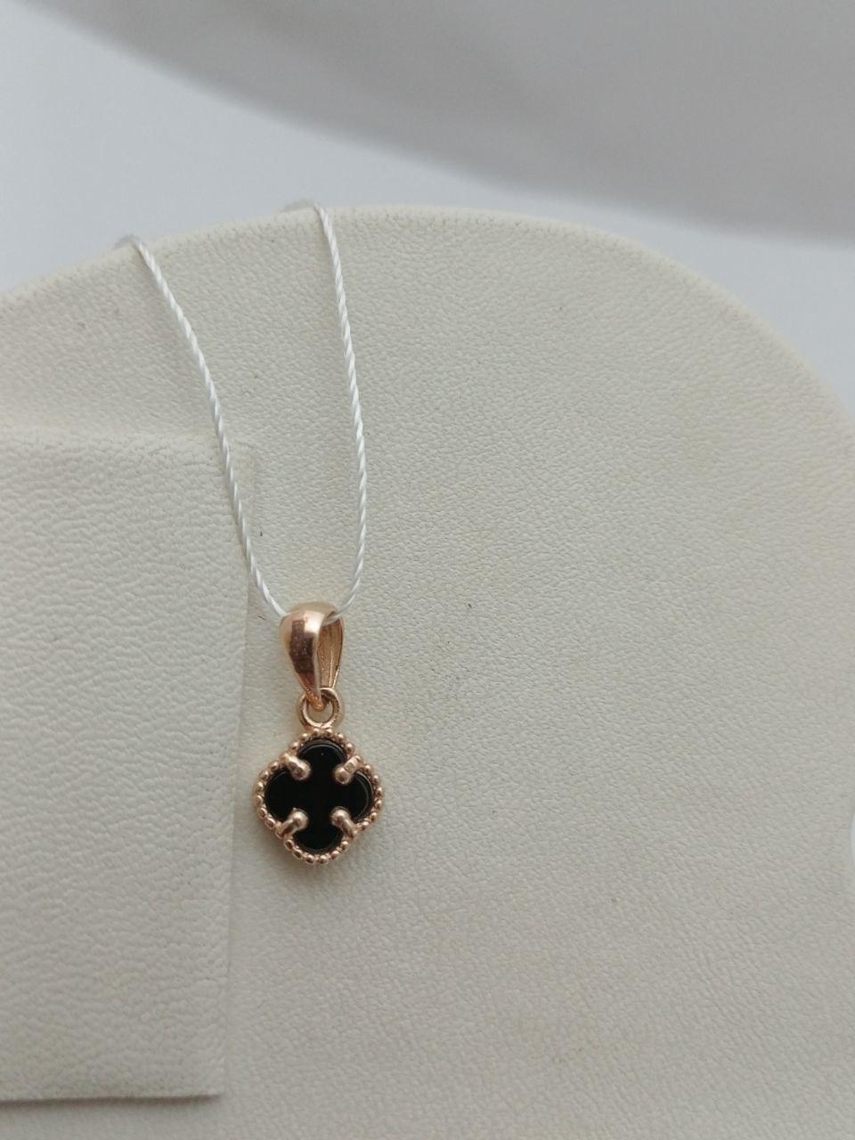 Золотий кулон конюшина