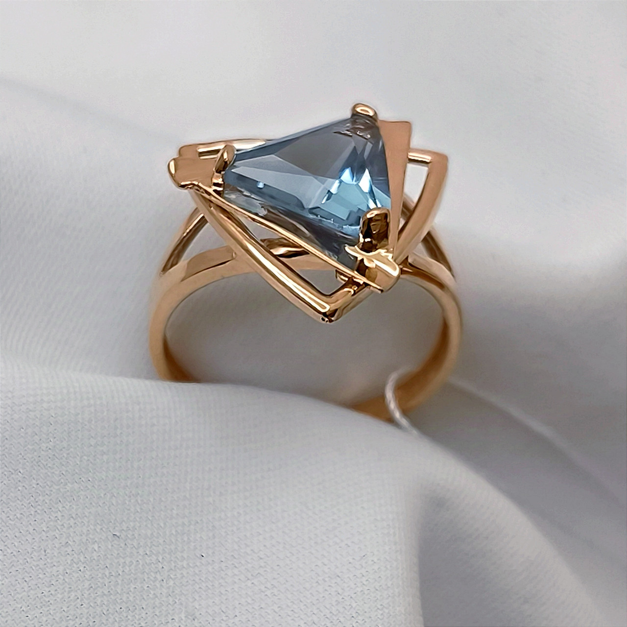 Золоте кільце 585 проби з топазом