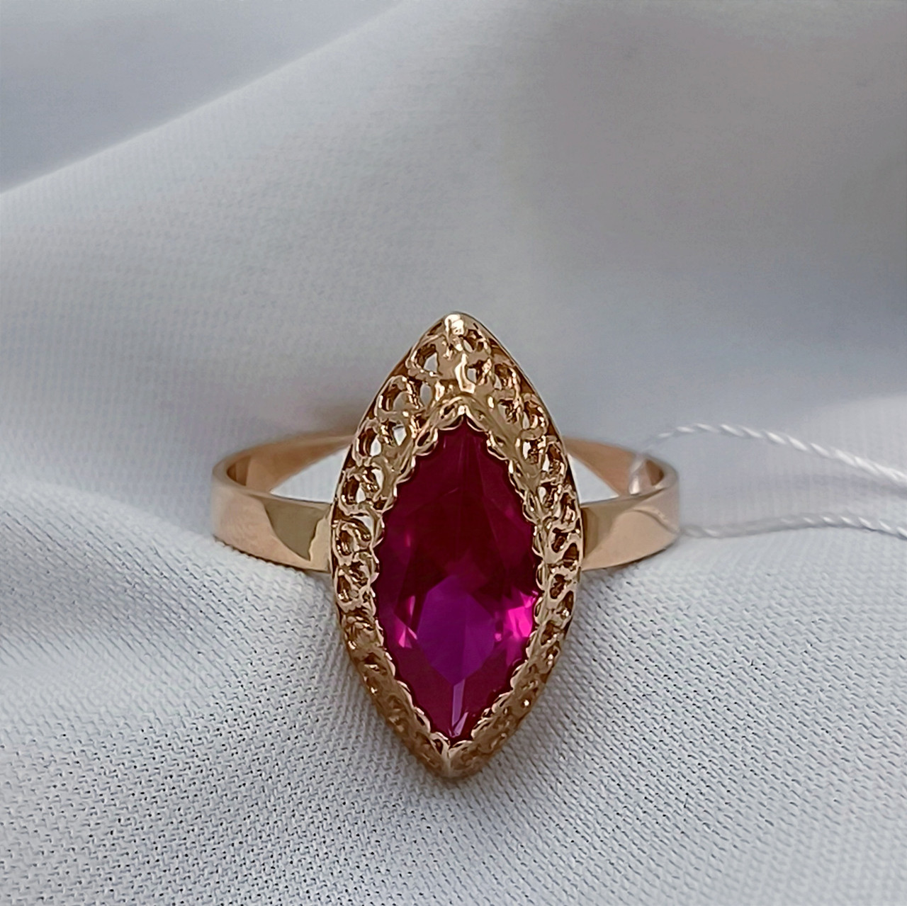 Золоте кільце з рубіном