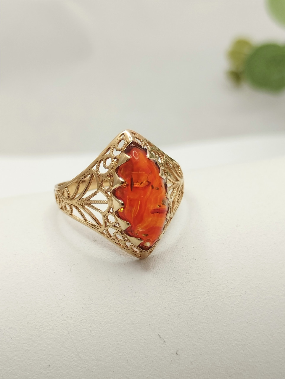 Золоте кільце з бурштином