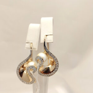 Золотые серьги жемчугом.