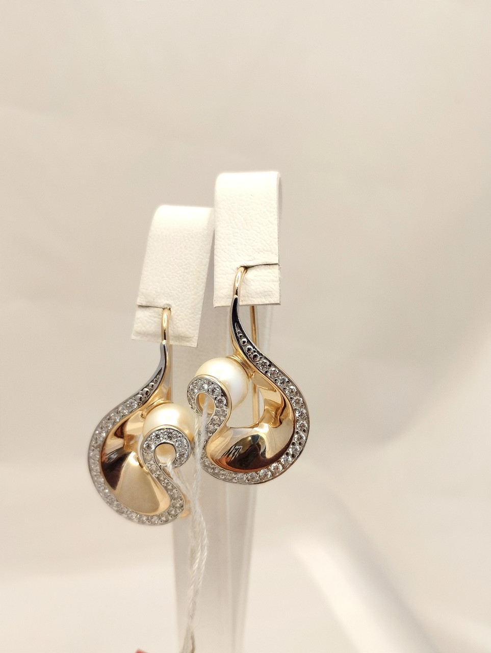 Золотые серьги жемчугом.