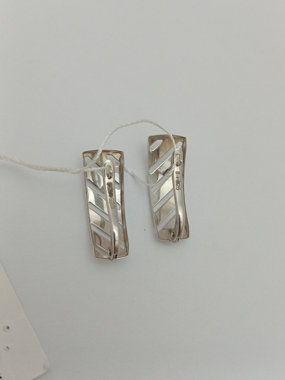 Срібні сережки з англійським замком в класичному стилі. - Зображення 2