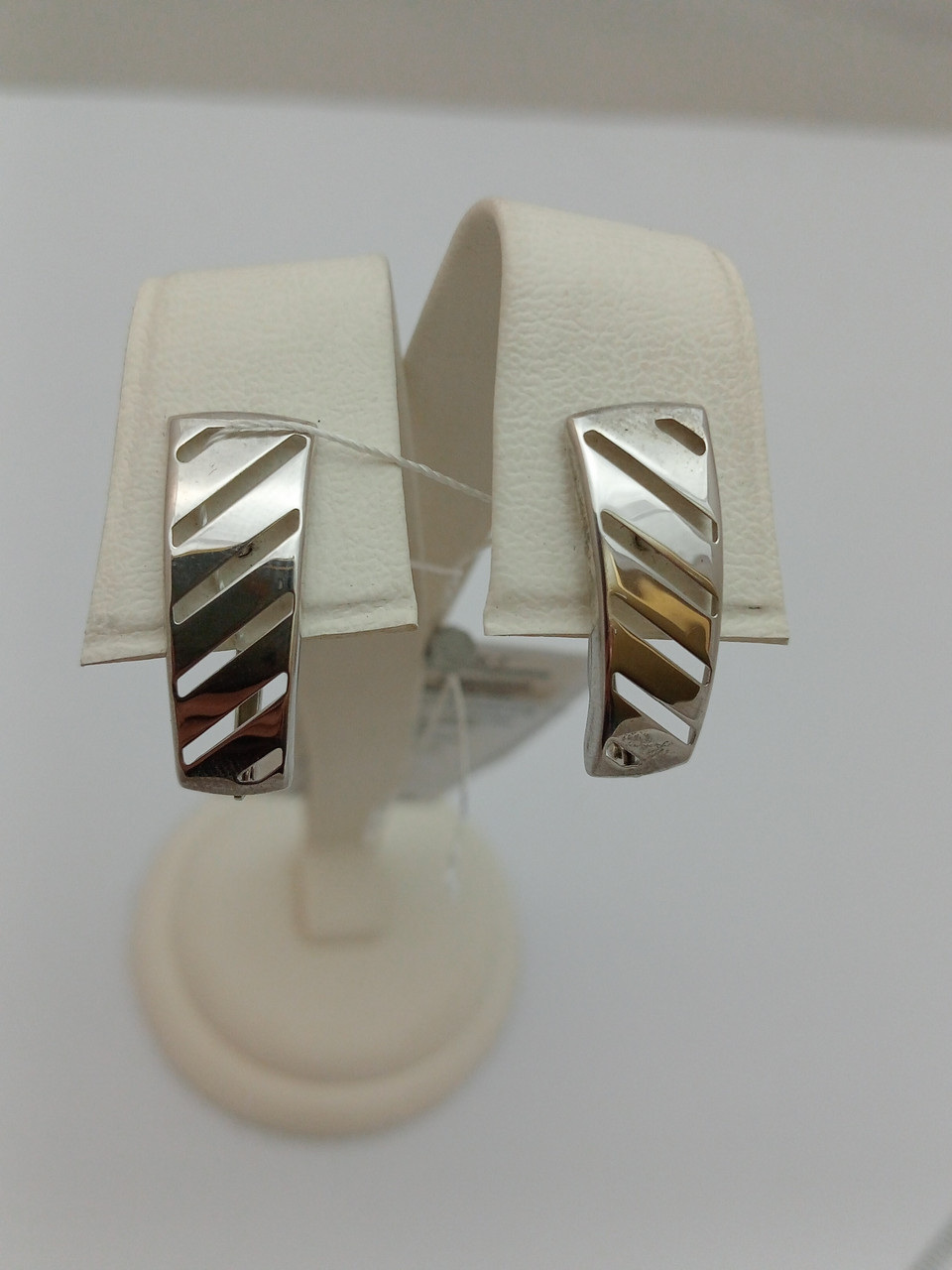 Срібні сережки з англійським замком в класичному стилі.